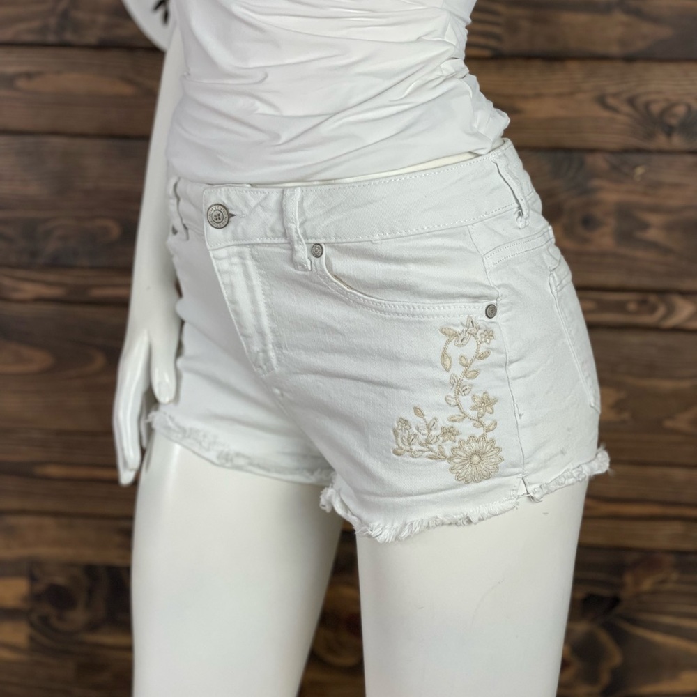 Altard State | Floral Embroidered Daisy White Distressed Cut Off Short Raw Edge